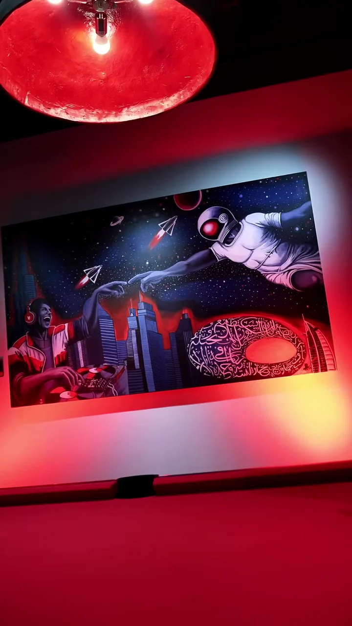 Obra de Tom Roy instalada en Radisson RED Dubai